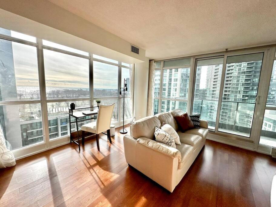 Lake View Apartment W/Parking! Toronto Luaran gambar