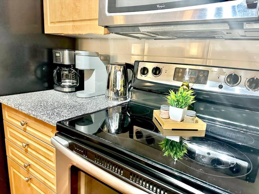 Lake View Apartment W/Parking! Toronto Luaran gambar