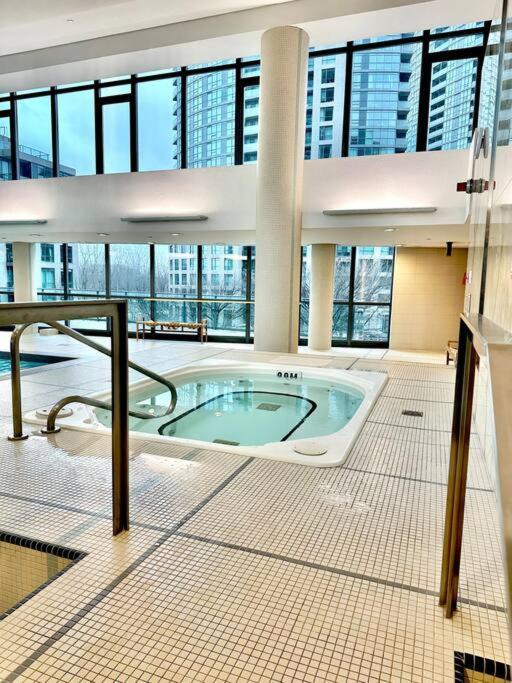 Lake View Apartment W/Parking! Toronto Luaran gambar