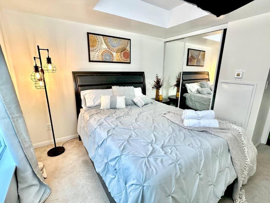 Lake View Apartment W/Parking! Toronto Luaran gambar