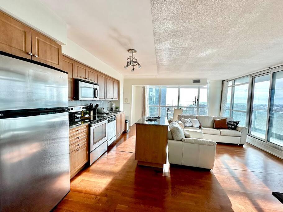 Lake View Apartment W/Parking! Toronto Luaran gambar