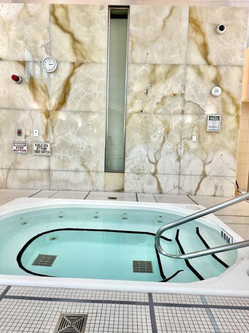 Lake View Apartment W/Parking! Toronto Luaran gambar
