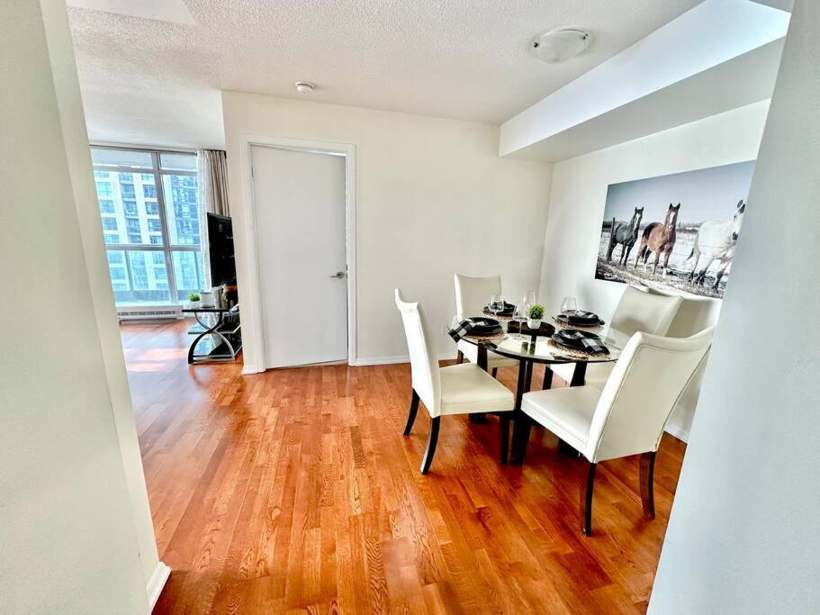 Lake View Apartment W/Parking! Toronto Luaran gambar